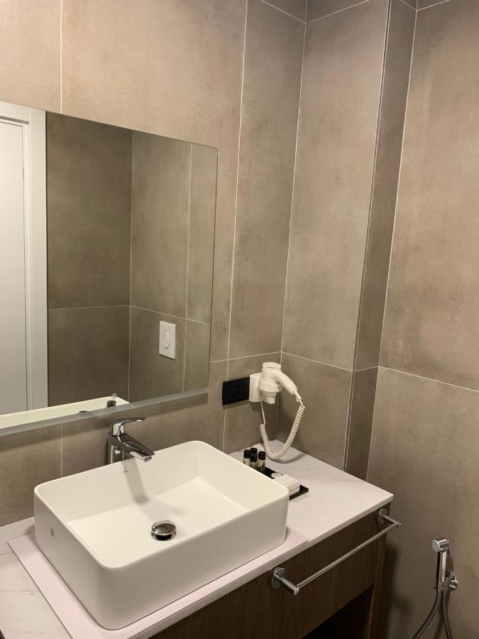 Black Diamond Hotel Dhërmi エクステリア 写真
